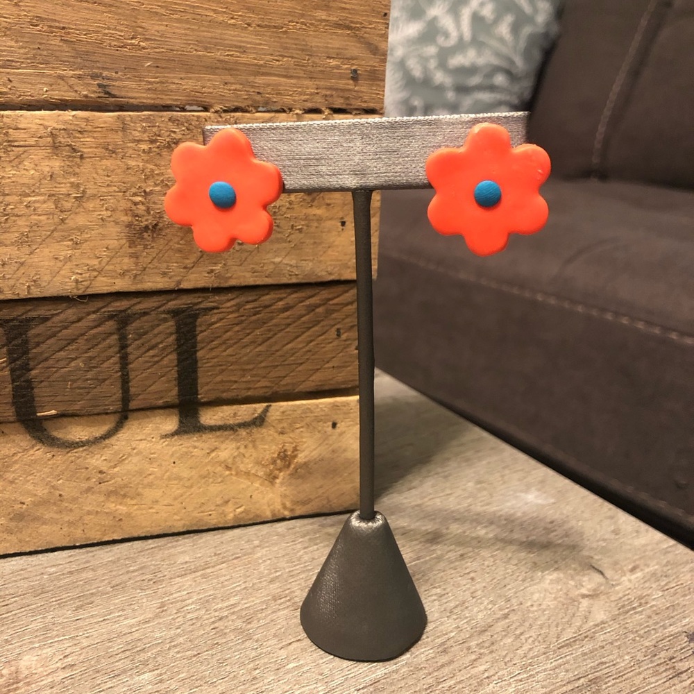 Complimentary color daisy earrings!
